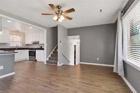 Entry Way - 304 Woodland Rd, Hampton, VA 23669 photo 1 of 1