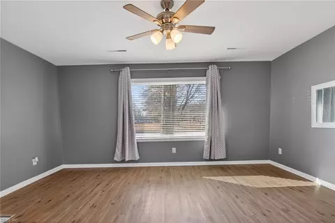 Living - 304 Woodland Rd, Hampton, VA 23669 photo 4 of 4