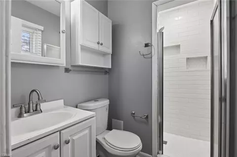 Bath - 304 Woodland Rd, Hampton, VA 23669 photo 2 of 3