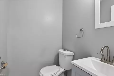 Bath - 304 Woodland Rd, Hampton, VA 23669 photo 3 of 3