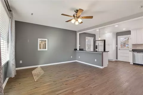 Living - 304 Woodland Rd, Hampton, VA 23669 photo 2 of 4