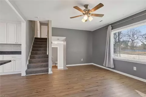 Living - 304 Woodland Rd, Hampton, VA 23669 photo 3 of 4