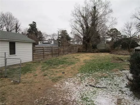Exterior - 138 Hampton Roads Ave, Hampton, VA 23661 photo 4 of 5