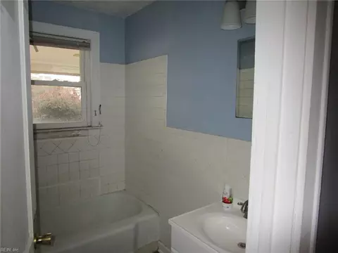Bath - 138 Hampton Roads Ave, Hampton, VA 23661 photo 1 of 2