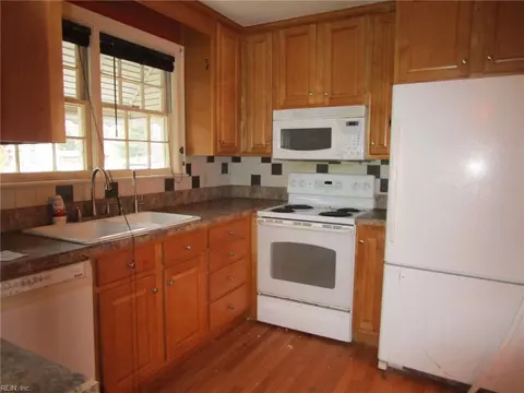 Kitchen - 138 Hampton Roads Ave, Hampton, VA 23661 photo 1 of 2