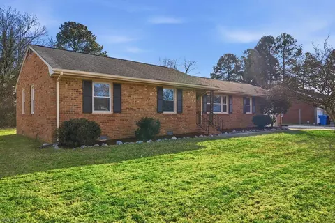 2617 N Elizabeth Harbor Dr, Chesapeake, VA 23321