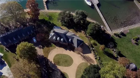 4 Cedar Point Dr, Hampton, VA 23669