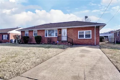 17 Prince George Dr, Hampton, VA 23669