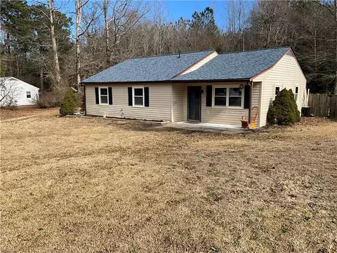 8205 Sheffield Dr, Gloucester, VA 23061