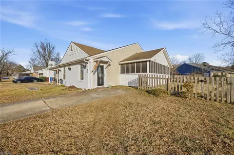 813 Pine View Ln, Chesapeake, VA 23320