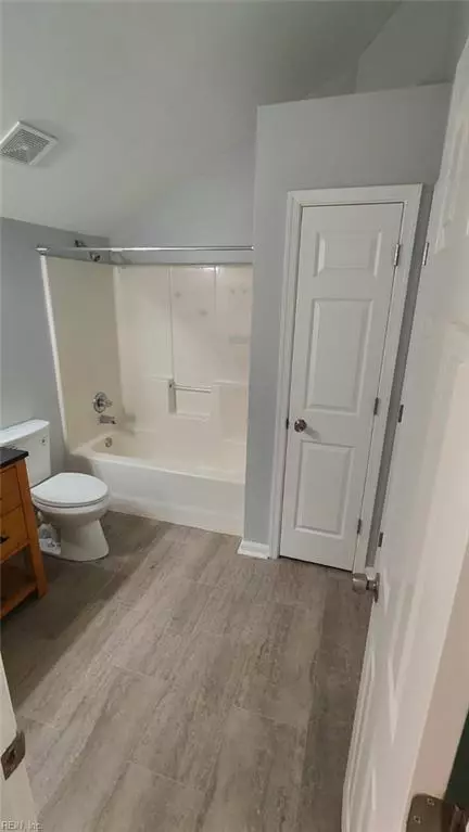 Bath - 6801 Ivanhoe Ct, Suffolk, VA 23435 photo 7 of 8