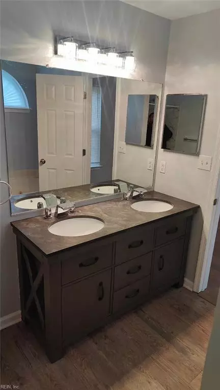 Bath - 6801 Ivanhoe Ct, Suffolk, VA 23435 photo 4 of 8