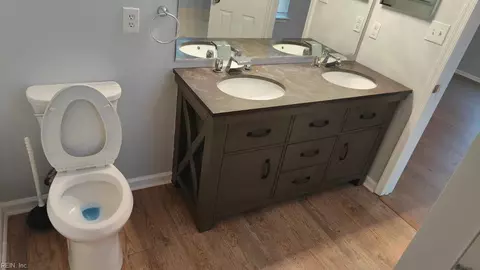 Bath - 6801 Ivanhoe Ct, Suffolk, VA 23435 photo 2 of 8