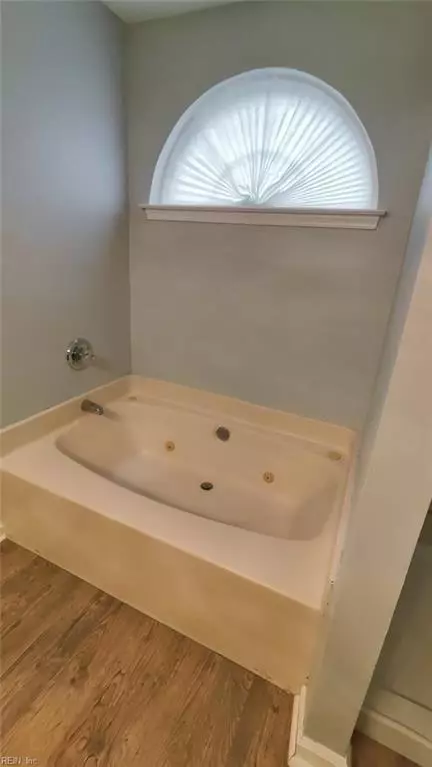Bath - 6801 Ivanhoe Ct, Suffolk, VA 23435 photo 5 of 8