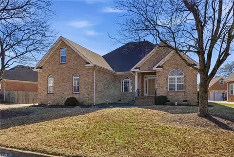 635 Shadow Brooke Dr, Chesapeake, VA 23320