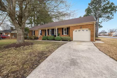 901 Weeping Willow Dr, Chesapeake, VA 23322
