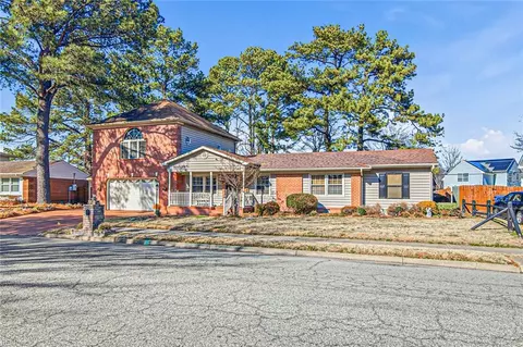 909 King Arthur Dr, Chesapeake, VA 23323