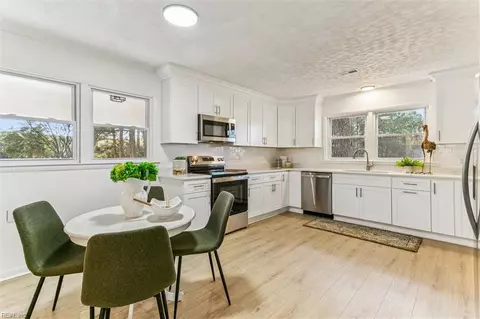 2225 Perrin Plantation Ln, Hayes, VA 23072