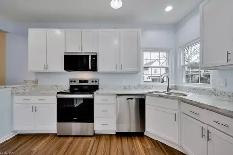 821 Gas Light Ln, Virginia Beach, VA 23462