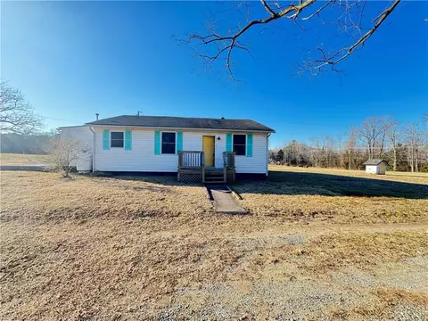 422 Syringa Rd, Topping, VA 23169