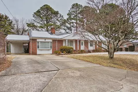 123 Laura Ln, Yorktown, VA 23692