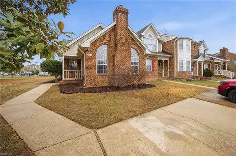 400 S Lake Cir, Chesapeake, VA 23322