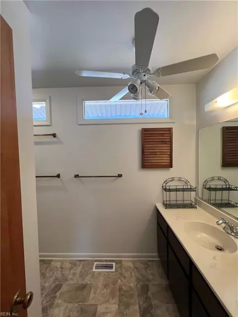 Bath - 10 Zilber Ct, Hampton, VA 23669 photo 5 of 5