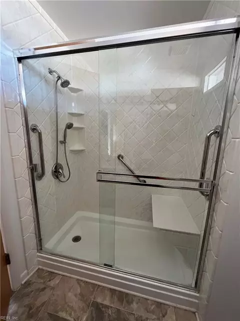 Bath - 10 Zilber Ct, Hampton, VA 23669 photo 3 of 5