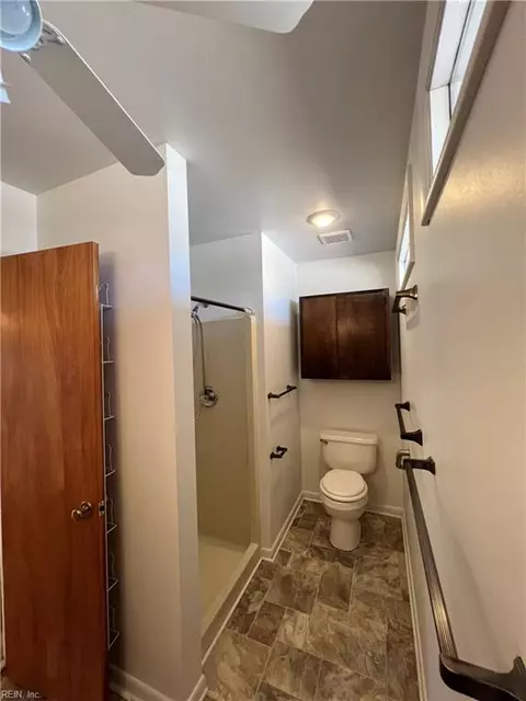 Bath - 10 Zilber Ct, Hampton, VA 23669 photo 4 of 5