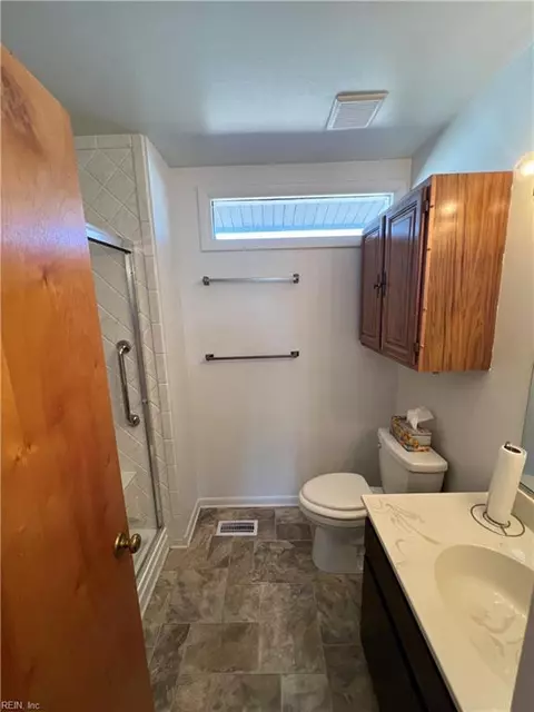 Bath - 10 Zilber Ct, Hampton, VA 23669 photo 2 of 5