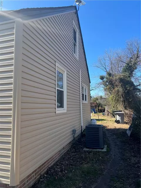 Exterior - 1135 Jasmine St, Hampton, VA 23663 photo 10 of 14