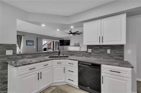 Kitchen - 212 Dockside Dr #C, Hampton, VA 23669 photo 4 of 6