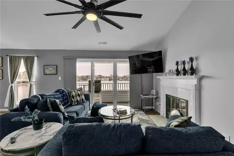 Living - 212 Dockside Dr #C, Hampton, VA 23669 photo 2 of 3