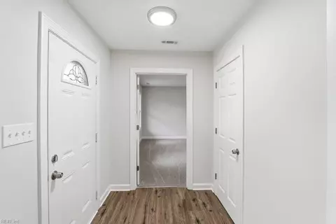 Entry Way - 1704 Neptune Dr, Hampton, VA 23669 photo 3 of 4