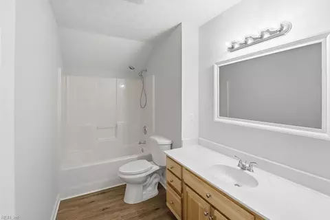 Bath - 1704 Neptune Dr, Hampton, VA 23669 photo 3 of 4