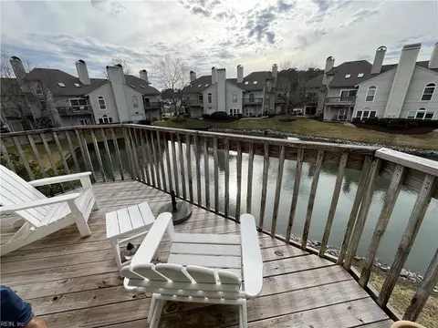 469 E Lake Cir, Chesapeake, VA 23322