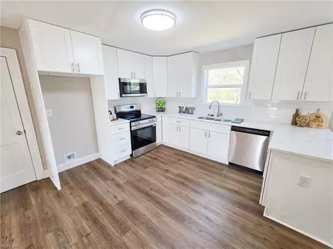 450 Kemp Ln, Chesapeake, VA 23325