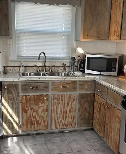 Kitchen - 301 Washington St, Hampton, VA 23669 photo 1 of 3