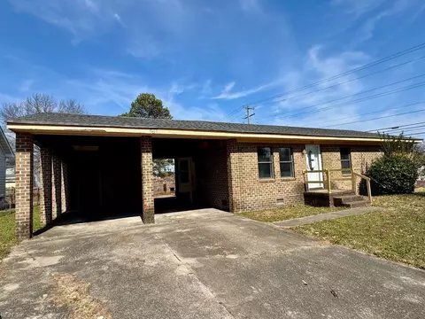 901 King Arthur Dr, Chesapeake, VA 23323