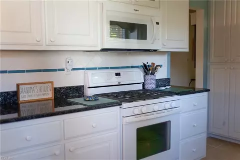 Kitchen - 702 Kings View Ct, Hampton, VA 23669 photo 4 of 5