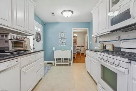 Kitchen - 702 Kings View Ct, Hampton, VA 23669 photo 2 of 5