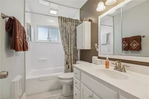 Bath - 702 Kings View Ct, Hampton, VA 23669 photo 1 of 2