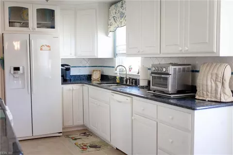 Kitchen - 702 Kings View Ct, Hampton, VA 23669 photo 3 of 5