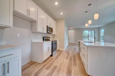 Entry Way - 515 Buckroe Ave, Hampton, VA 23664 photo 1 of 7