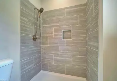 Bath - 515 Buckroe Ave, Hampton, VA 23664 photo 2 of 4