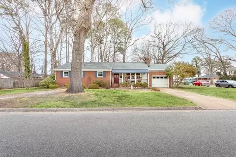 15 Sanford Dr, Newport News, VA 23601
