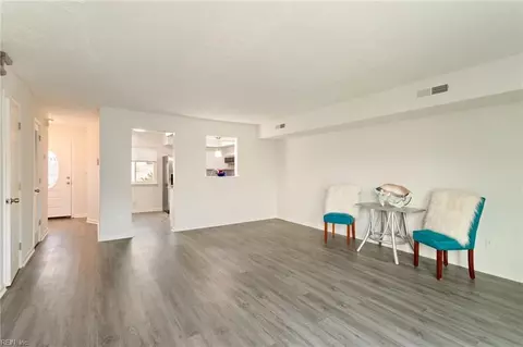 Living - 13 Cantamar Ct, Hampton, VA 23664 photo 4 of 5