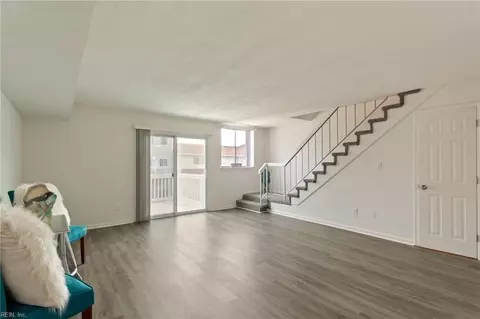 Living - 13 Cantamar Ct, Hampton, VA 23664 photo 2 of 5