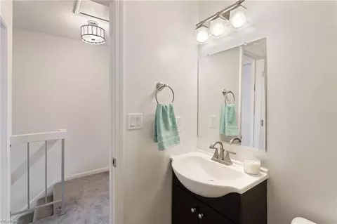 Bath - 13 Cantamar Ct, Hampton, VA 23664 photo 3 of 4