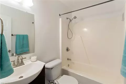 Bath - 13 Cantamar Ct, Hampton, VA 23664 photo 2 of 4